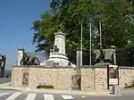 Buste de poilu (monument aux morts)« Monument aux morts 1914-1918 à Sainte-Suzanne », sur À nos grands hommes