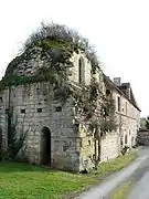 Les ruines dans le prolongement du logis.