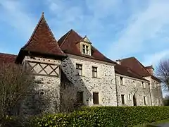 Manoir dans le bourg de Sainte-Trie.