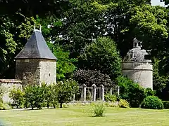 Tours du château de la Forêt.