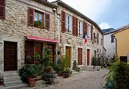 Hôtel de Ville et ancienne école.