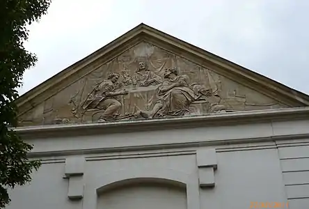 Les Pèlerins d'Emmaüs, fronton nord du transept, bas-relief sculpté par l'abbé Goy, curé de Sainte Marguerite en 1724.