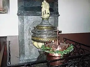 Baptistère situé à l'intérieur de l'église Sainte-Madeleine.