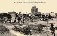 Avant la procession, les femmes du campement revêtent étole de renard et chapeau cloche