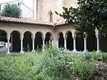 Jardin du cloître. Le cloître actuel est une copie de l'original édifiée entre 1986 et 1989.