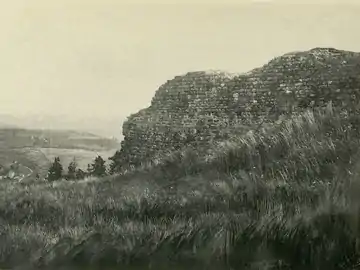 Ruines du château de Saint-Priest-en-Jarez, vers 1900.