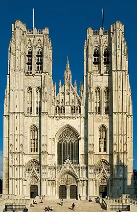 Évidemment, les deux tours de la cathédrale de Bruxelles ne sont pas terminées.