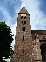 Tour romane de l'église Saints-Pierre-et-Paul.