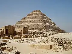 Ruines du complexe funéraire du roi Djéser à Saqqarah, dominées par sa pyramide à degrés, XXVIIe siècle.