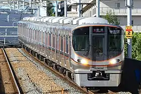 Série 323 sur la ligne Sakurajima