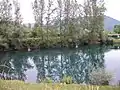 Un des lacs avec des nichoirs pour les canards colvert.