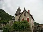 Un manoir dont la partie haute de la tour sert de nichoir pour les faucons.