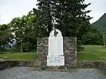 Monument aux morts en marbre blanc. Le mur et le muret sont construits avec des pierres de schiste issues de la carrière du village.