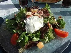 Salade lyonnaise aux lardons (les tomates ne sont pas traditionnelles).