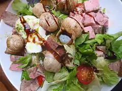 Salade bourguignonne, avec jambon persillé et escargots de Bourgogne