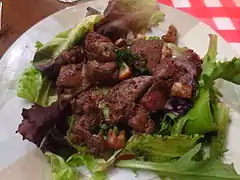 Salade lyonnaise aux foies de volaille