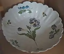 Saladier en porcelaine de Franche-Comté.