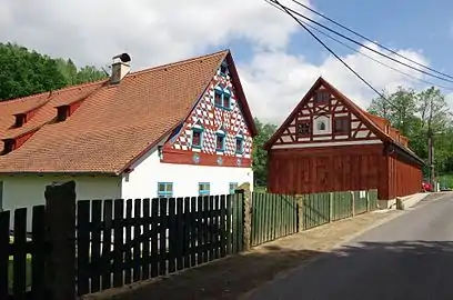 Architecture rurale traditionnelle dans le hameau de Salajna.