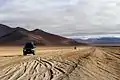 Montagnes et jeeps près du salar d'Uyuni.