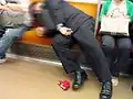 Salaryman endormi dans le métro après une longue journée de travail.