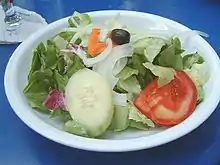 Une salade telle que celle-ci peut constituer une entrée.