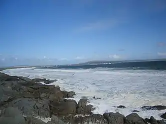 Vue sur la baie et le rivage