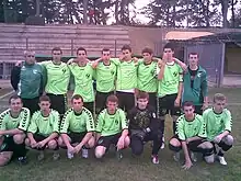 Photo d'un équipe de jeunes de football en tenue vert pomme.