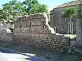 Vestiges de fortifications au nord de la chapelle