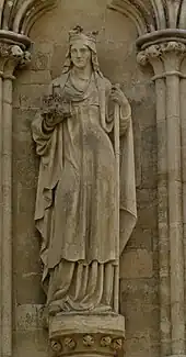 statue de pierre d'une femme en pied
