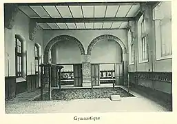 La salle de gymnastique.