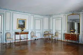 La salle à manger avec boiseries en vernis Martin vert.