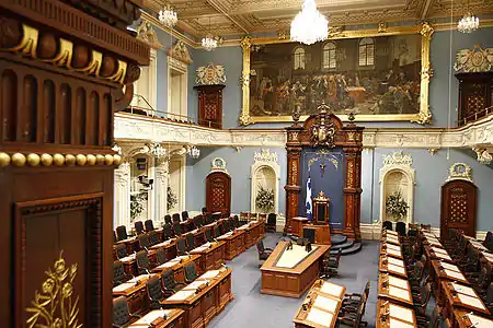 Photographie en faible plongée du salon bleu de l'Assemblée nationale au style Second Empire.