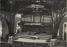 Scène et orgue.