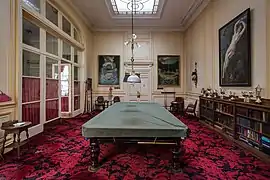 Salle de détente avec son billard et ses tables de jeux.