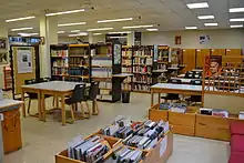 Photographie d'une salle ornée de nombreuses bibliothèques.
