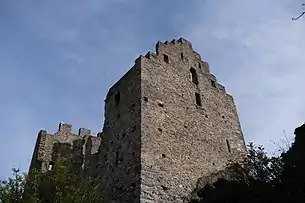 Bâtiment en pierre sans toit. Le mur à droite est presque entièrement détruit.