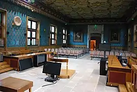 Cour d'Assises reconstituée avec son plafond à caissons de la Renaissance.