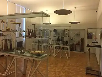 Salle des objets scientifiques de physique et chimie.