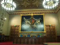 Chambre du conseil avec son plafond à caissons de la Renaissance.