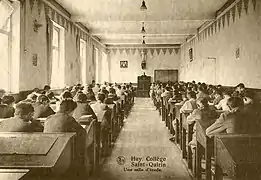 Salle d'étude du collège, début du XXe siècle