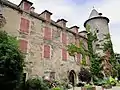 La façade orientale et la tour nord-est.