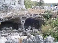 Caves et greniers souterrains.