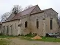 L'église vue de la cour du prieuré.