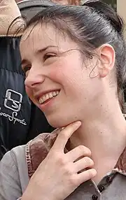 Photo en gros plan du visage souriant de l'actrice