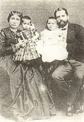 Photographie noir et blanc d'un couple posant avec deux de ses enfants