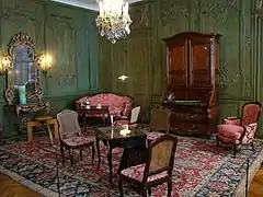 Salon de Gascq, avec ses lambris de style rocaille, réalisés vers 1750 et provenant de l'hôtel de Gascq.