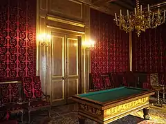 Photographie en couleurs d'une salle d'un château.