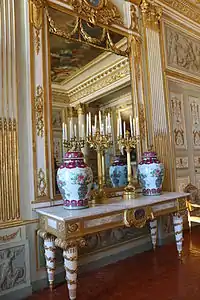 Console avec vases chinois.