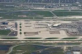 Vue aérienne de l'aéroport en 2011.