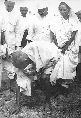 Gandhi à Dandi, le 5 avril 1930